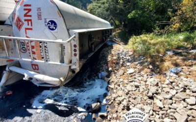 Vehículo, el cual transportaba combustible, vuelca en Totonicapán