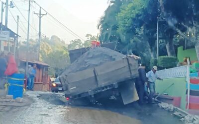 Vecinos indignados y preocupados por severos daños calle