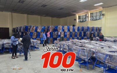 Entregan escritorios en centros educativos en Quetzaltenango