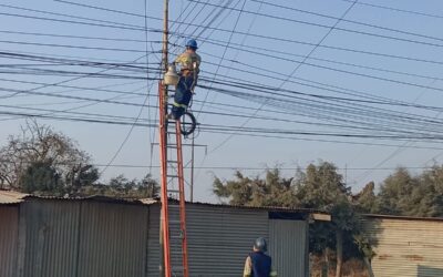 Técnicos de EEMQ reparan y cambian lámparas