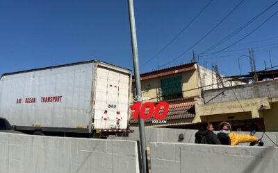 Vecinos reportan que camión daña infraestructura y cables