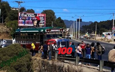 Bus Golondrina y vehículo pesado colisionan en San Juan Ostuncalco