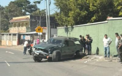 Mujer herida de gravedad tras volcadura de vehículo