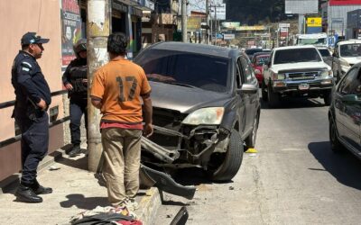 Vehículo colisiona contra poste en la zona 5 de Quetzaltenango