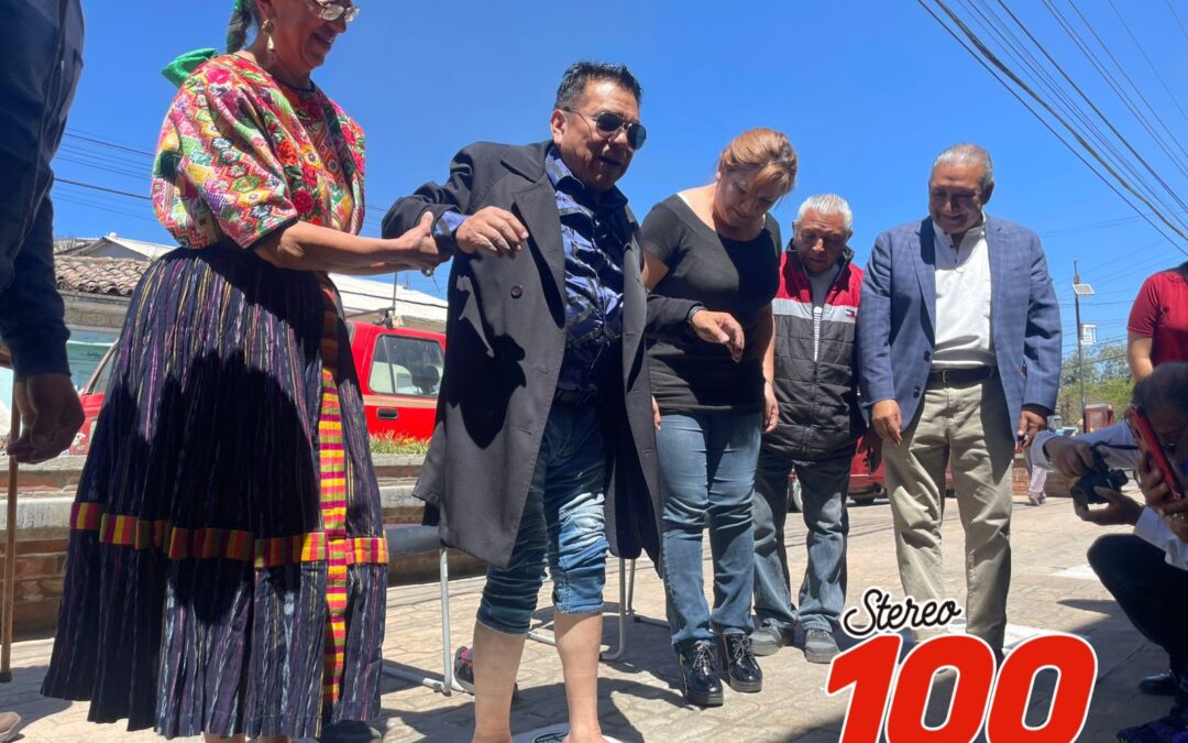 Músico Arturo Xicay coloca huellas en la «Calle de los artistas»