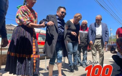 Músico Arturo Xicay coloca huellas en la «Calle de los artistas»