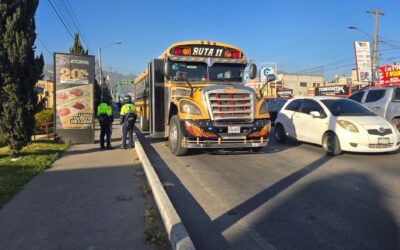 Consignan bus tras accidente en Calzada La Independencia; motorista sufrió trauma craneoencefálico
