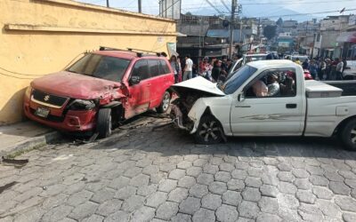 Aparatoso accidente de tránsito deja personas heridas en zona 7 de Quetzaltenango