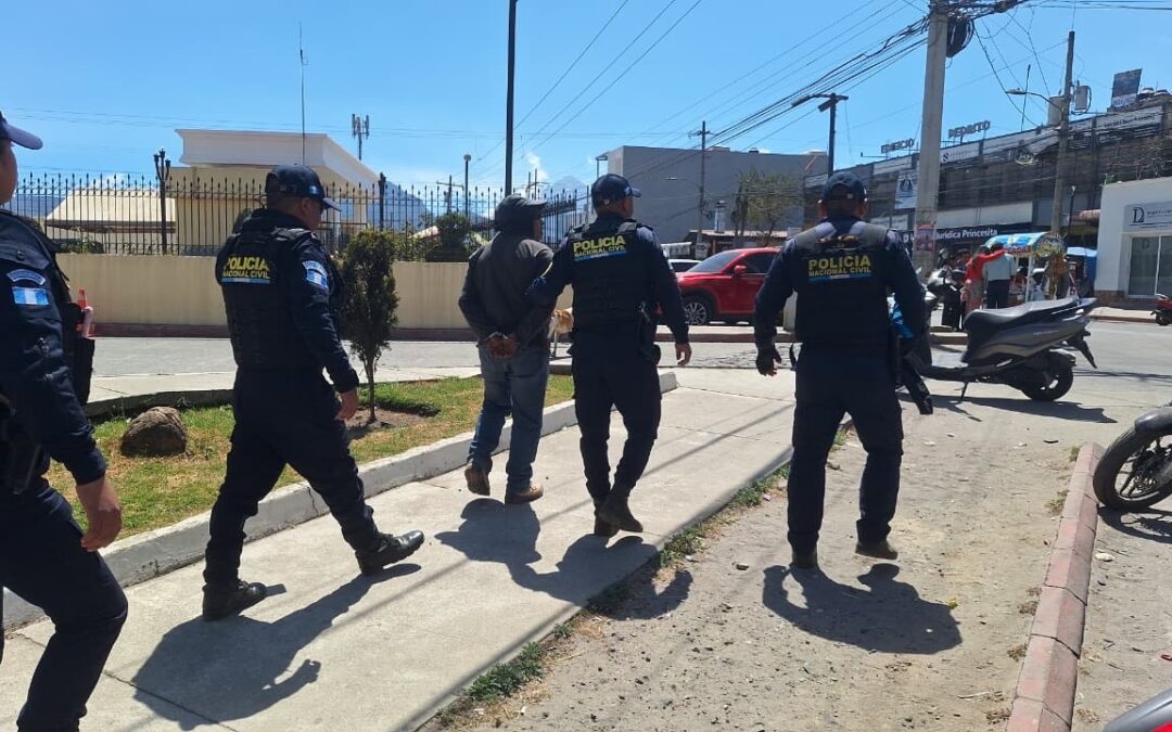 Capturan a dos hombres por falsedad ideológica y estafa en Totonicapán