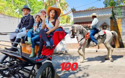 Desfile hípico engalana las calles de Santa Cruz Muluá durante su Feria Titular