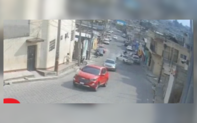 Cámaras de videovigilancia captan accidente entre motocicleta y pick-up en zona 7 de Quetzaltenango