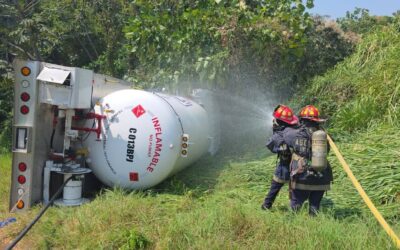 Camión, el cual transportaba gas propano, vuelca en Coatepeque