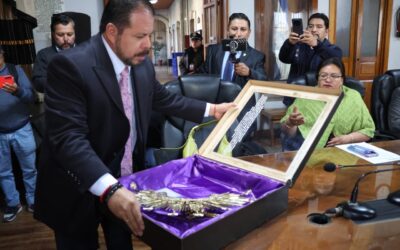 Concejo Municipal de Xela entrega resplandor y daga a la Virgen de Dolores de San Nicolás