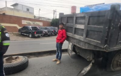 Camión con fallas mecánicas genera congestión frente al HRO