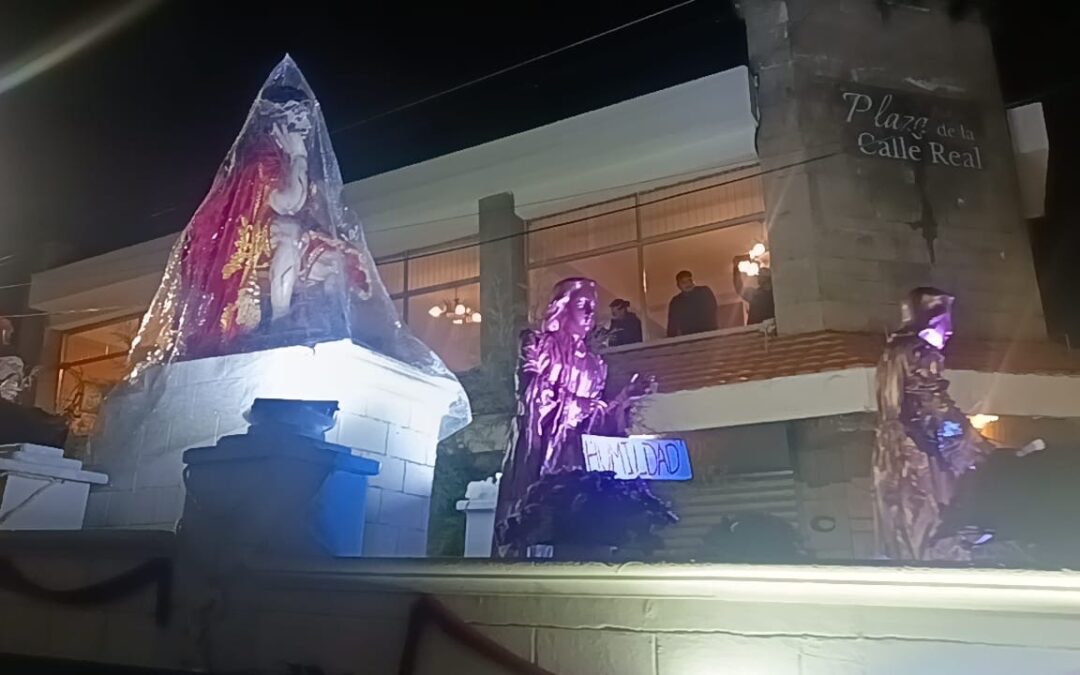 Jesús de la Paciencia recorre la cuarta calle rumbo a Catedral en Xela