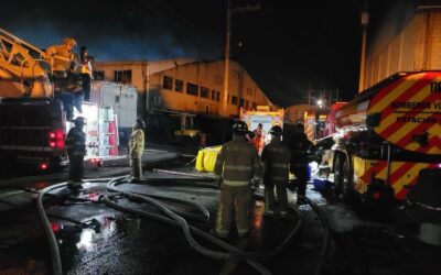 Controlan incendio de grandes proporciones en complejo industrial de Amatitlán