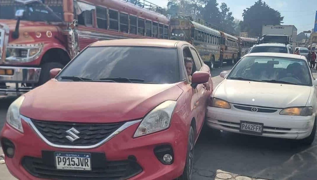 Accidente de tránsito provoca daños materiales en zona 3 de Quetzaltenango