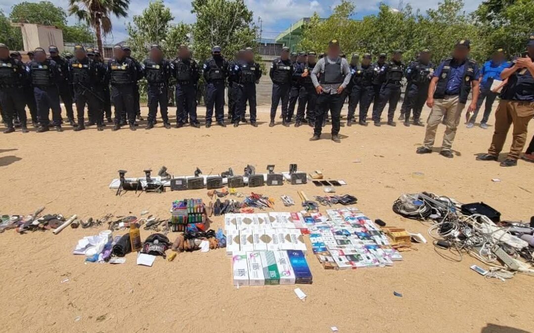 Hallan 8 antenas de internet satelital y droga en cárcel en Zacapa
