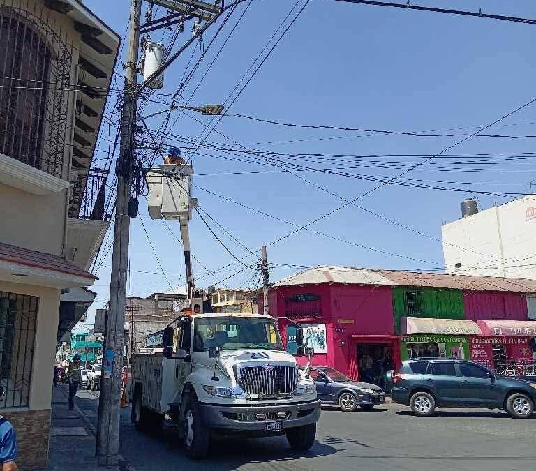 Técnicos reparan lámparas en las zonas 1 y 3 de Quetzaltenango