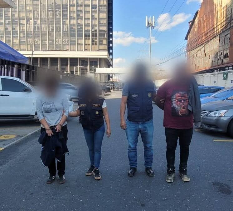 Capturados en la zona 2 de Guatemala por tráfico ilegal de loros