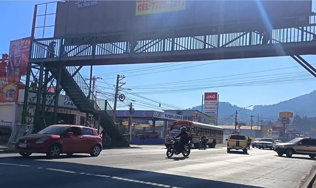 Mantenimiento en pasarela en la zona 2 de Quetzaltenango