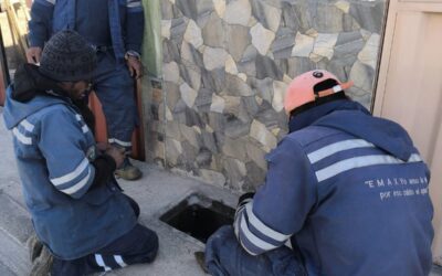 EMAX da mantenimiento a filtros de sistema de agua en la zona 1 de Xela