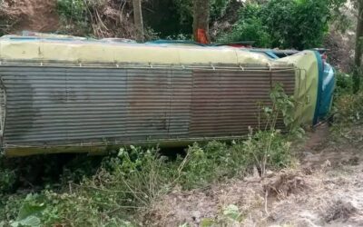 Bus con peregrinos vuelca en Tacaná
