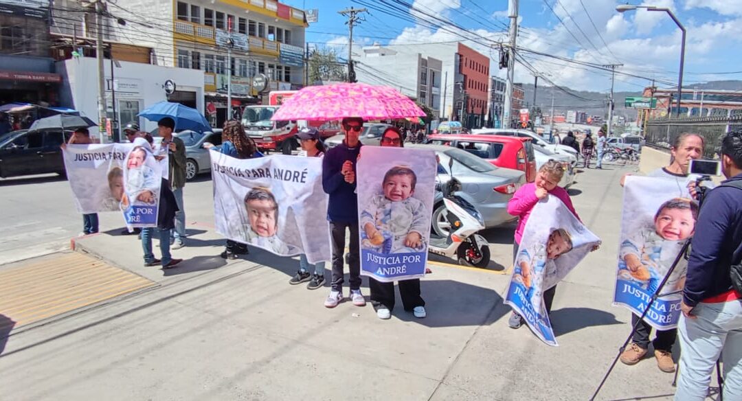 Familiares organizan plantón en Quetzaltenango por muerte de bebé