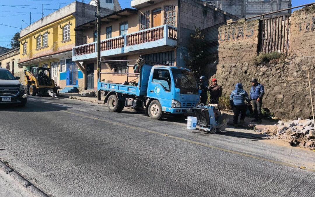 Precaución por trabajos en red de agua potable en la 12 avenida, zona 3 de Xela