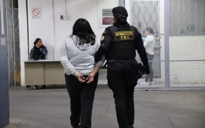 Detenida con cocaína y en cumplimiento a orden de captura