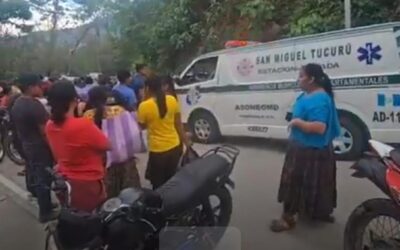 Mototaxi, con tripulantes ebrios, vuelca en carretera