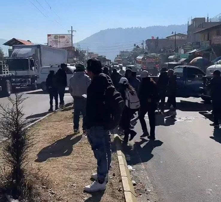 Transportistas bloquean en Totonicapán en rechazo al alza del combustible