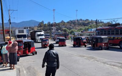 Transportistas bloquean en Cuatro Caminos por alza al pasaje