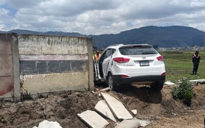 Hombre muere cuando vehículo impacta en muro perimetral de aeropuerto