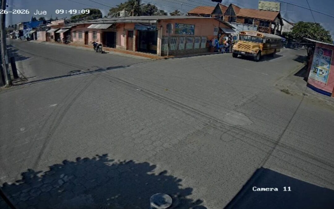 Motorista se salva de morir arrollado por camioneta