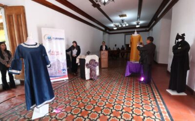 Exponen mantos y enseres de hermandades del Señor Sepultado y Virgen de Dolores