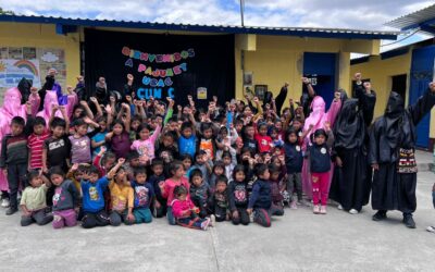 Encapuchados donan computadoras a escuela en Momostenango