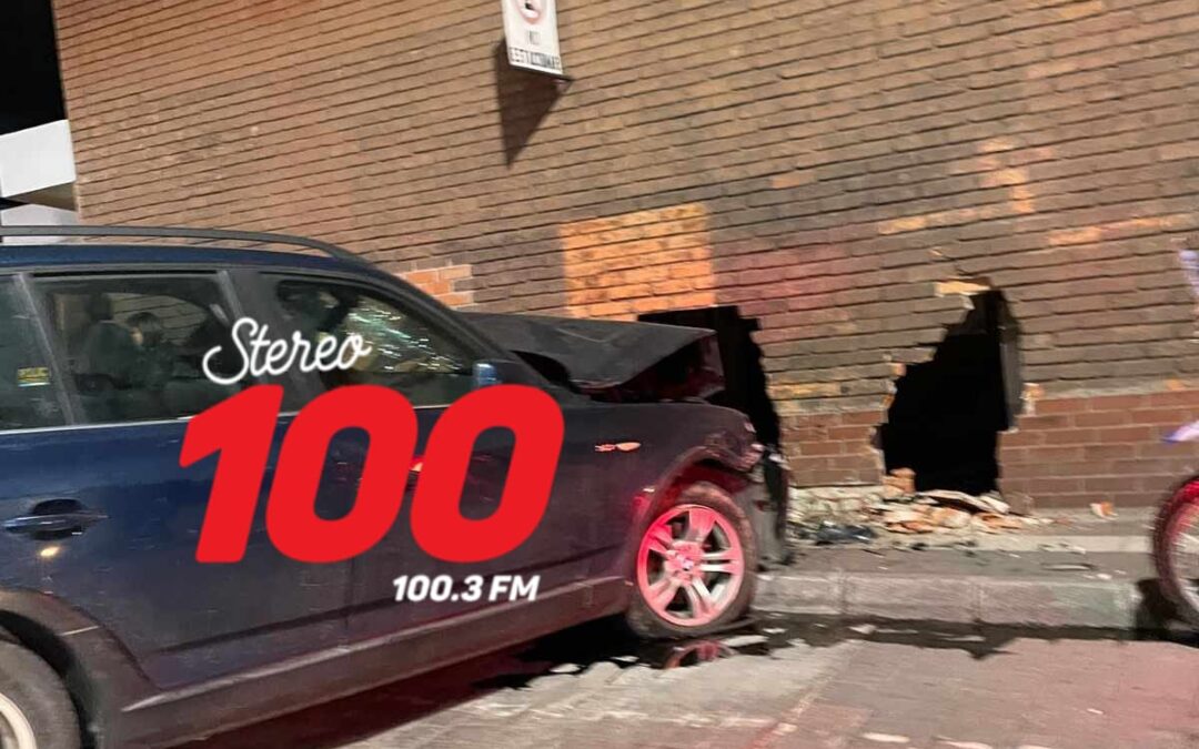 Vehículo se empotra contra muro de embotelladora en la zona 1 de Xela