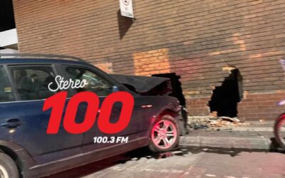 Vehículo se empotra contra muro de embotelladora en la zona 1 de Xela