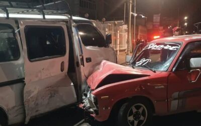 Choque entre microbús y picop deja daños materiales y un detenido en Quetzaltenango