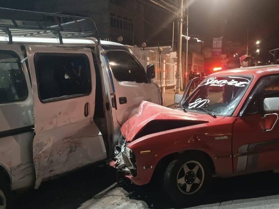 Choque entre microbús y picop deja daños materiales y un detenido en Quetzaltenango