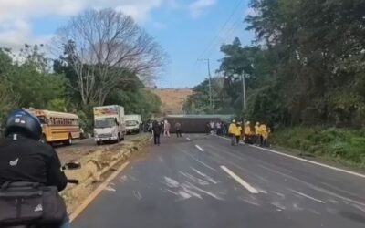 Tragedia en ruta a El Salvador: Bus extraurbano vuelca en el kilómetro 40 dejando 18 heridos