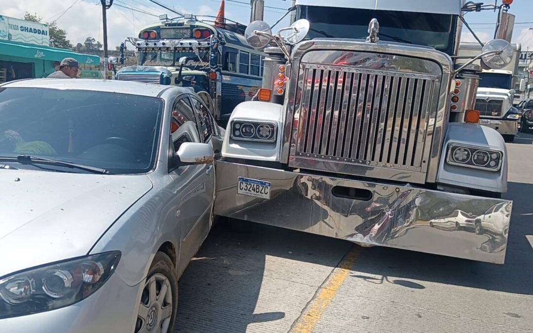 Triple colisión en Cuatro Caminos moviliza a socorristas