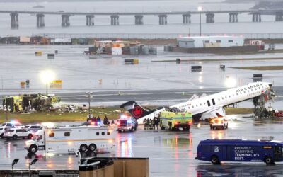 Mueren piloto y copiloto tras choque entre avión de Air Canada y camión de bomberos en Nueva York