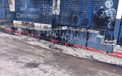 Pintas en oficinas de Energuate tras el paso del Desfile Bufo en Coatepeque