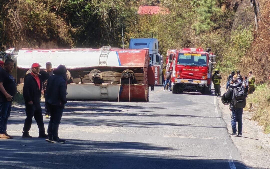 Pipa con combustible vuelca en ruta Interamericana