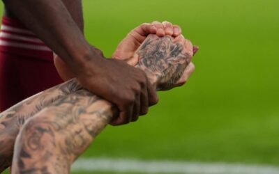 Jugador sufre grave lesión durante partido entre Liverpool y Galatasaray