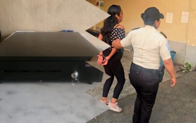 Capturan a mujer señalada de robar caja registradora en Coatepeque