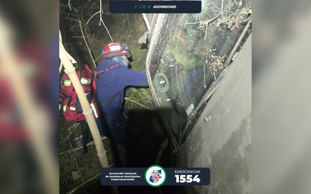 Vehículo cae a una hondonada en ruta entre Cuatro Caminos y San Francisco El Alto