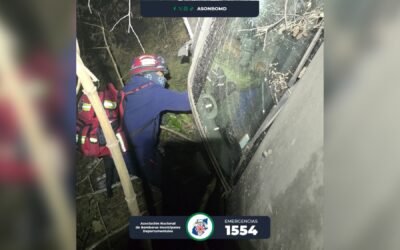 Vehículo cae a una hondonada en ruta entre Cuatro Caminos y San Francisco El Alto